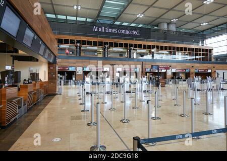 31.10.2020, Schönefeld, Brandenburg, Deutschland - Innenansicht des Terminals 1 des Flughafens Berlin Brandenburg BER am Eröffnungstag. Hier im haupthal Stockfoto