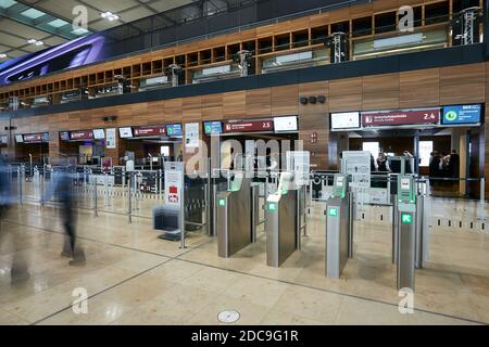 31.10.2020, Schönefeld, Brandenburg, Deutschland - Innenansicht des Terminals 1 des Flughafens Berlin Brandenburg BER am Eröffnungstag. Hier im haupthal Stockfoto