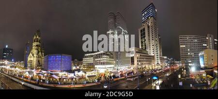 27.12.2018, Berlin, Berlin, Deutschland - Weihnachtsmarkt am Breitscheidplatz in der Nähe der Gedächtniskirche. 00S181227D640CAROEX.JPG [MODELLVERSION: NEIN, PRO Stockfoto