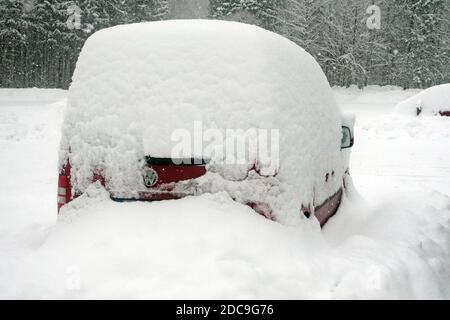 04.01.2019, Krippenbrunn, Oberösterreich, Österreich - eingeschneit Auto auf einem Parkplatz. 00S190104D816CAROEX.JPG [MODELLVERSION: NICHT ZUTREFFEND, EIGENTUM RE Stockfoto