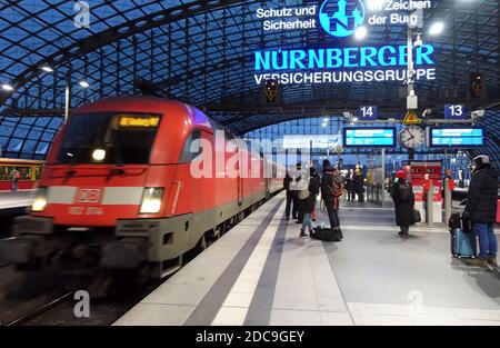 25.01.2019, Berlin, Berlin, Deutschland - Passagiere auf einem Bahnsteig am Hauptbahnhof. 00S190125D759CAROEX.JPG [MODELLVERSION: NEIN, EIGENTUMSFREIGABE: NEIN (