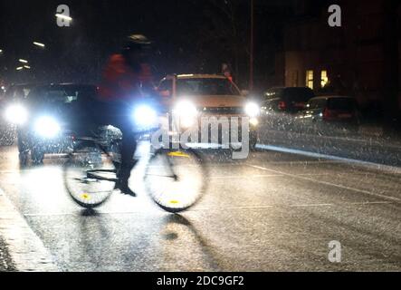 25.01.2019, Berlin, Berlin, Deutschland - Radfahrer und Autos bei Schneefall in der Nacht. 00S190125D734CAROEX.JPG [MODELLVERSION: NEIN, EIGENTUMSFREIGABE: NEIN (C) Stockfoto