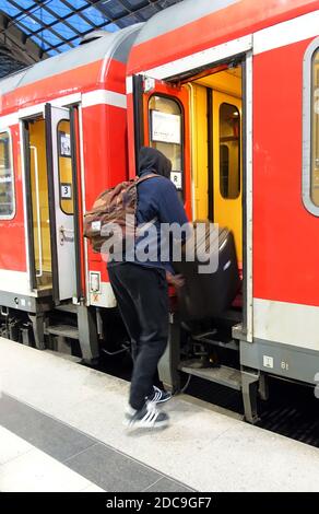 25.01.2019, Berlin, Berlin, Deutschland - Mann mit Gepäck steigt in einen Zug. 00S190125D762CAROEX.JPG [MODEL RELEASE: NO, PROPERTY RELEASE: NO (c) caro imag Stockfoto