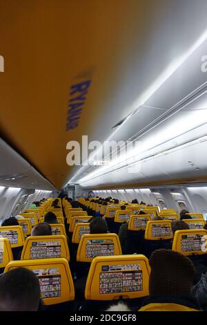 24.01.2019, Schönefeld, Brandenburg, Deutschland - Menschen in einer Ryanair-Flugzeugkabine. 00S190124D082CAROEX.JPG [MODELLVERSION: NEIN, EIGENTUMSFREIGABE: NEIN ( Stockfoto