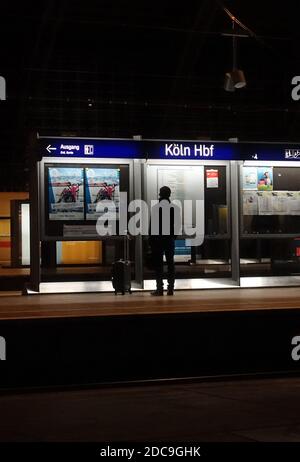 27.01.2019, Köln, Nordrhein-Westfalen, Deutschland - Reisender allein in der Nacht auf einem Bahnsteig am Hauptbahnhof. 00S190127D800CAROEX.JPG [MODELL RELEA Stockfoto