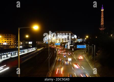 07.02.2019, Berlin, Berlin, Deutschland - Blick auf den ICC und den Funkturm bei Nacht. 00S190207D828CAROEX.JPG [MODELLVERSION: NEIN, EIGENTUMSFREIGABE: NEIN ( Stockfoto