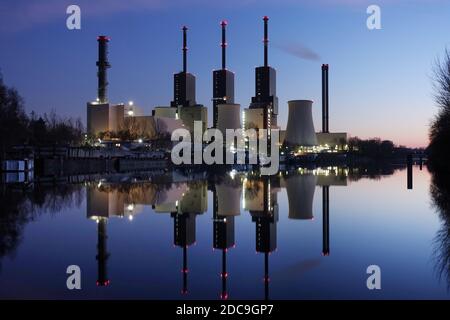 14.02.2019, Berlin, Berlin, Deutschland - Wärmekraftwerk Lichterfelde auf dem Teltowkanal in der Abenddämmerung. 00S190214D113CAROEX.JPG [MODELLVERSION: NICHT APPLI Stockfoto