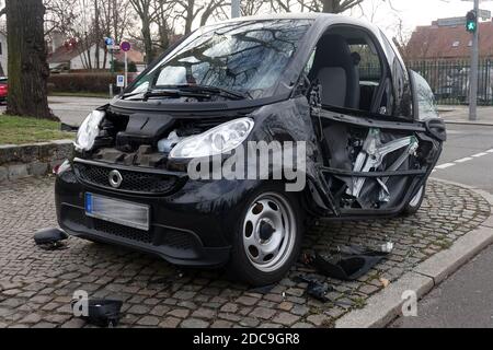 10.03.2019, Berlin, Berlin, Deutschland - ein Unfallwagen wird am Straßenrand geparkt. 00S190310D251CAROEX.JPG [MODELLVERSION: NICHT ZUTREFFEND, PROPE Stockfoto