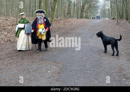 03.03.2019, Berlin, Deutschland - Mann und Frau, die in Gewändern des 18. Jahrhunderts durch den Grunewald spazieren. 00S190303D897CAROEX.JPG [MODELLVERSION: NEIN, EIGENTUM Stockfoto