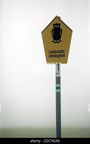 06.04.2019, Glasten, Sachsen, Deutschland - Deutschland, Schild - Landschaftsschutzgebiet - vor einem nebligen Hintergrund. 00S190406D661CAROEX.JPG [MODELLVERSION Stockfoto