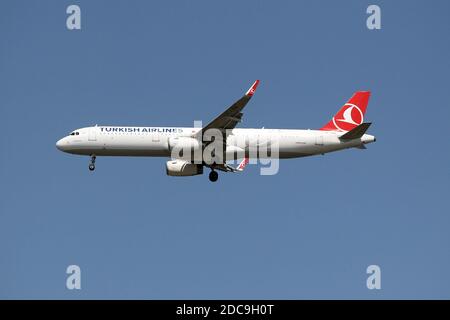 01.05.2019, Hannover, Niedersachsen, Deutschland - Airbus A321 von Turkish Airlines. 00S190501D515CAROEX.JPG [MODELLVERSION: NICHT ZUTREFFEND, PROPE Stockfoto