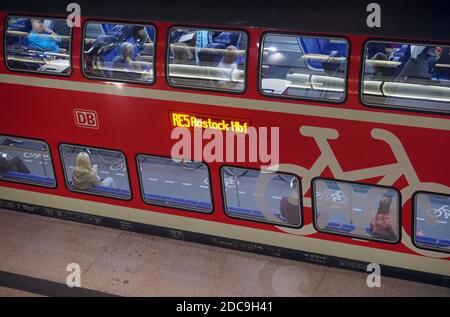 24.05.2019, Berlin, Berlin, Deutschland - Reisende sitzen in einer RE 5 der Deutschen Bahn in Richtung Rostocker Hauptbahnhof. 00S190524D50 Stockfoto
