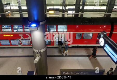 24.05.2019, Berlin, Berlin, Deutschland - Reisende auf einem Fernbahnhof am Potsdamer Platz. 00S190524D504CAROEX.JPG [MODELLVERSION: NEIN, P Stockfoto