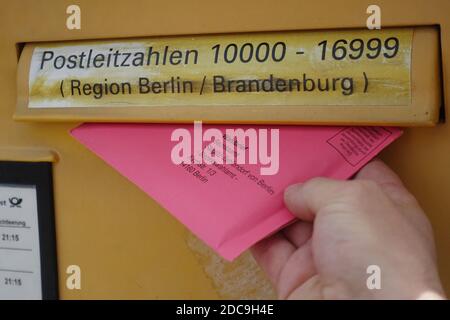 23.05.2019, Berlin, Berlin, Deutschland - Wahlbrief wird in ein Postfach der Post AG geworfen. 00S190523D712CAROEX.JPG [MODELLVERSION: JA, EIGENTUM R Stockfoto