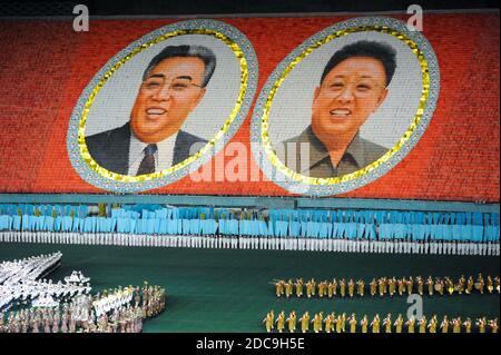 08.08.2012, Pjöngjang, , Nordkorea - EIN riesiges Mosaik aus tausenden bunten Plakaten zeigt die beiden Porträts der ehemaligen Führer Kim Il-sung und Kim Jo Stockfoto