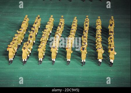 08.08.2012, Pjöngjang, , Nordkorea - EINE weibliche Militärkapelle wird während des Arirang Festivals und der Massenspiele in Nordkorea Blasmusik spielen Stockfoto