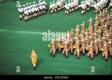 08.08.2012, Pjöngjang, , Nordkorea - EINE Militärkapelle wird während des Arirang Festivals und der Massenspiele in der nordkoreanischen Hauptstadt Blasmusik spielen Stockfoto