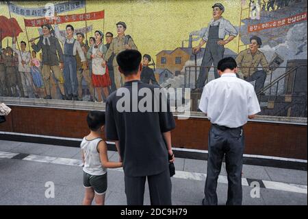 09.08.2012, Pjöngjang, , Nordkorea - wartende Passagiere auf einem Bahnsteig einer U-Bahnstation der Pjöngjang Metro in der nordkoreanischen Hauptstadt. Eine große Stockfoto