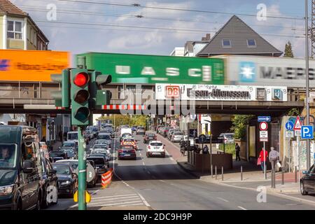 23.09.2020, Essen, Nordrhein-Westfalen, Deutschland - Straßenszene am Bahnhof Essen-Altenessen an der Altenessener Straße im Bezirk Stockfoto