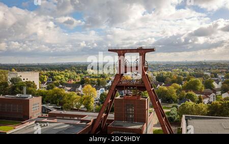 10.10.2020, Essen, Nordrhein-Westfalen, Deutschland - Zollverein Kolonie, UNESCO Weltkulturerbe Zollverein, Doppelpfeifen-Schaft 12, links Sana Stockfoto