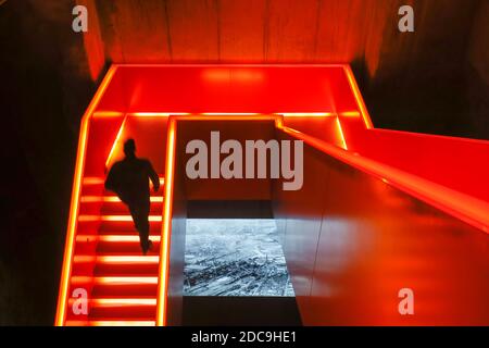 10.10.2020, Essen, Nordrhein-Westfalen, Deutschland - Ruhrmuseum auf der Zeche Zollverein, UNESCO Weltkulturerbe Zollverein, rot beleuchtete Treppe. Stockfoto