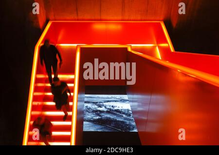 10.10.2020, Essen, Nordrhein-Westfalen, Deutschland - Ruhrmuseum auf der Zeche Zollverein, UNESCO Weltkulturerbe Zollverein, rot beleuchtete Treppe. Stockfoto