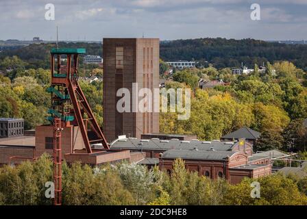 10.10.2020, Essen, Nordrhein-Westfalen, Deutschland - Zollverein Kolonie, UNESCO Weltkulturerbe Zollverein, Zollverein Schacht 1/2/8, Förderturm, PACT Stockfoto