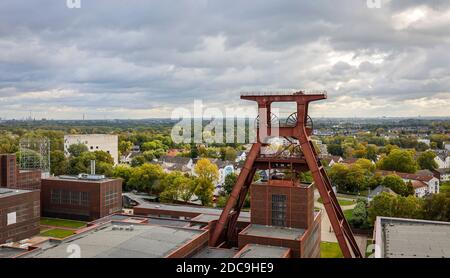 10.10.2020, Essen, Nordrhein-Westfalen, Deutschland - Zollverein Kolonie, UNESCO Weltkulturerbe Zollverein, Doppelbock Grubenrahmenschaft 12, links Sanaa Stockfoto