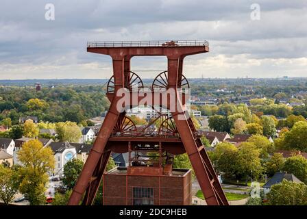 10.10.2020, Essen, Nordrhein-Westfalen, Deutschland - Zollverein Colliery, UNESCO Welterbe Zollverein, Doppelbock Fördergeruest Shaft 12. 00X201 Stockfoto