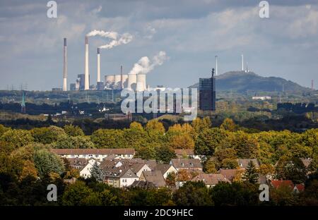 10.10.2020, Essen, Nordrhein-Westfalen, Deutschland - Ruhrgebiet Landschaft, vorne Wohnhäuser in Essen Katernberg, in der Mitte Nordst Stockfoto