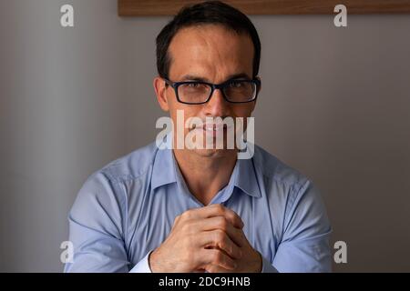 43 Jahre alter Mann in Social Shirt und Brille. Stockfoto