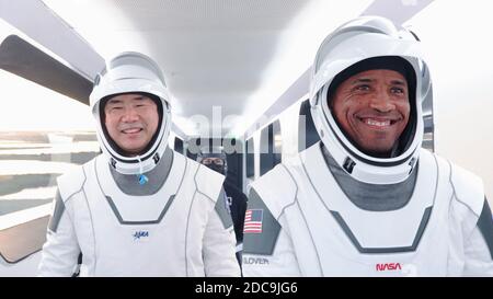 Cape Canaveral, Usa. November 2020. Der Missionsspezialist Soichi Noguchi von der Japan Aerospace Exploration Agency (JAXA) und der NASA-Astronaut Victor Glover bereiten sich auf den Start zur Internationalen Raumstation am 15. November 2020 vor. Eine SpaceX Falcon 9-Rakete mit der Crew Dragon-Raumsonde des Unternehmens startete erfolgreich die SpaceX Crew-1-Mission der NASA vom Launch Complex 39A im Kennedy Space Center, um eine sechsmonatige Mission an Bord des orbitalen Außenpostens zu beginnen. Kredit: UPI/Alamy Live Nachrichten Stockfoto