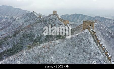 Peking, China. November 2020. Luftbild aufgenommen am 19. November 2020 zeigt die Schneeansicht der Jinshanling Chinesischen Mauer im Bezirk Luanping, nördlich von Chinas Provinz Hebei. Quelle: Zhou Wanping/Xinhua/Alamy Live News Stockfoto