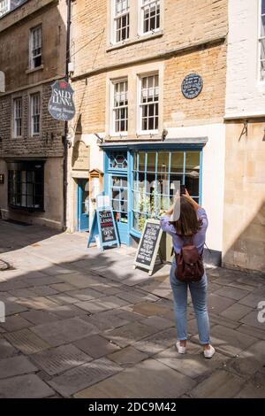 Tourist fotografiert Sally Lunns Eating House, Bath, Somerset, England, GB, Großbritannien Stockfoto