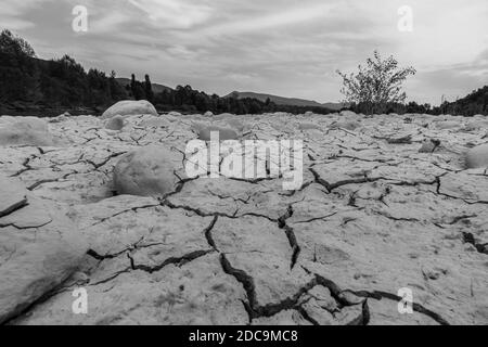 Ausgetrockneter Flussboden in schwarz und weiß Stockfoto