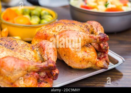 Mittagessen mit gebratenem Huhn in den Universal Studios in Osaka, Japan Stockfoto