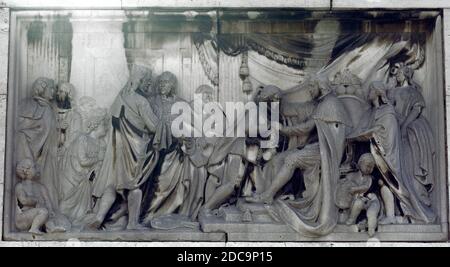 FELIPE IV IMPONIENDO A VELAZQUEZ EL HABITO DE SANTIAGO, DETALLE DEL PODEST DEL MONUMENTO A FELIPE IV EN LA PLAZA DE ORIENTE. AUTOR: ELIAS Y VALLEJO FRANCISCO. LAGE: PLAZA DE ORIENTE. MADRID. SPANIEN. DIEGO VELAZQUEZ. FELIPE IV REY DE ESPAÑA. Stockfoto