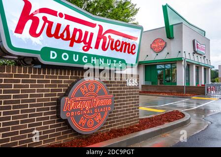 Krispy Kreme Donuts in Snellville, Georgia mit beleuchtetem 'Hot Now'-Schild, das heiße, frische Donuts anzeigt. (USA) Stockfoto