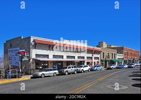 Jerome, AZ, USA - 24. Februar 2016: Hauptstraße in Jerome, die einst eine wohlhabende Bergbaustadt war und heute ein nationales historisches Wahrzeichen ist. Stockfoto