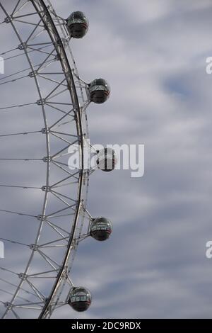 London, Großbritannien. November 2020. Detail der leeren Schoten auf dem vorübergehend geschlossenen London Eye.die Stadt hat eine enorme Verringerung der Besucher gesehen, da die zweite nationale Sperre in England greift. Kredit: SOPA Images Limited/Alamy Live Nachrichten Stockfoto