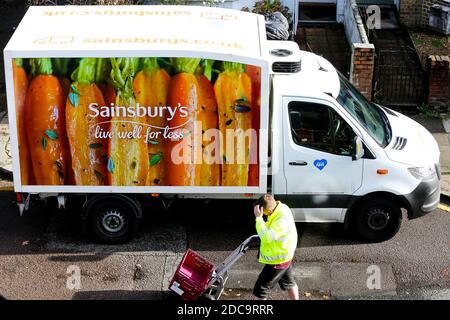 London, Großbritannien. November 2020. Sainsbury Fahrer liefert Lebensmittel nach einer Online-Bestellung von den Kunden. Kredit: Dinendra Haria/SOPA Images/ZUMA Wire/Alamy Live Nachrichten Stockfoto