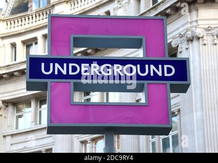 London, Großbritannien. November 2020. Unterirdische Schilder werden als Playstation-Symbole neu erfunden.Schilder an den Londoner U-Bahneingängen des Oxford Circus wurden in Sony PlayStation-Symbole umgewandelt, und mehrere U-Bahnstationen wurden 48 Stunden lang umbenannt, um die neue PlayStation 5 vorzustellen. Kredit: SOPA Images Limited/Alamy Live Nachrichten Stockfoto