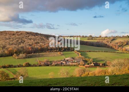 Spätnachmittags Herbstsonne mit Blick auf einen Bauernhof im Hambledental. Fingerest, Buckinghamshire, England Stockfoto