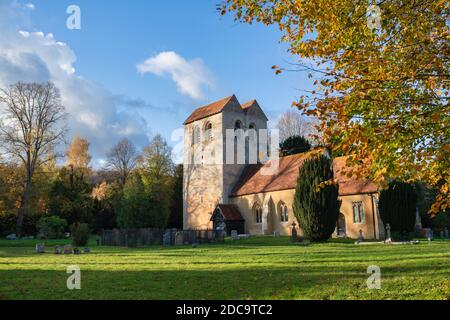 St. Bartholomäus Kirche im Herbst späten Nachmittag Licht kurz vor Sonnenuntergang. Fingerest, Buckinghamshire, England Stockfoto