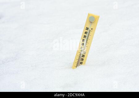 Winterzeit. Thermometer im Schnee zeigt sehr niedrige Temperaturen. Zwanzig Grad unter Null celsius. Konzept der Wettervorhersage. Stockfoto