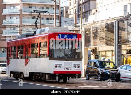 Nagasaki, Japan - 4. November 2020: Rot-weiße Straßenbahn in Nagasaki Stockfoto