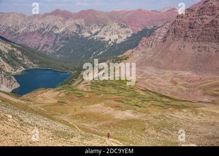 Blick auf den Snowmass Lake vom Trailrider Pass auf der Maroon Bells Loop, Aspen, Colorado, USA Stockfoto