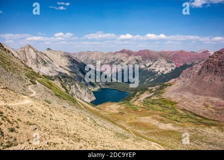 Blick auf den Snowmass Lake vom Trailrider Pass auf der Maroon Bells Loop, Aspen, Colorado, USA Stockfoto