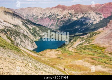 Blick auf den Snowmass Lake vom Trailrider Pass auf der Maroon Bells Loop, Aspen, Colorado, USA Stockfoto