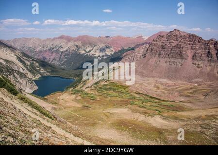 Blick auf den Snowmass Lake vom Trailrider Pass auf der Maroon Bells Loop, Aspen, Colorado, USA Stockfoto